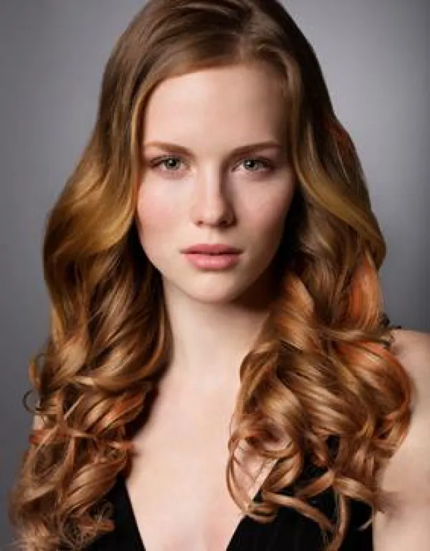 Model Tereza trägt 40 cm hairtalk extensions