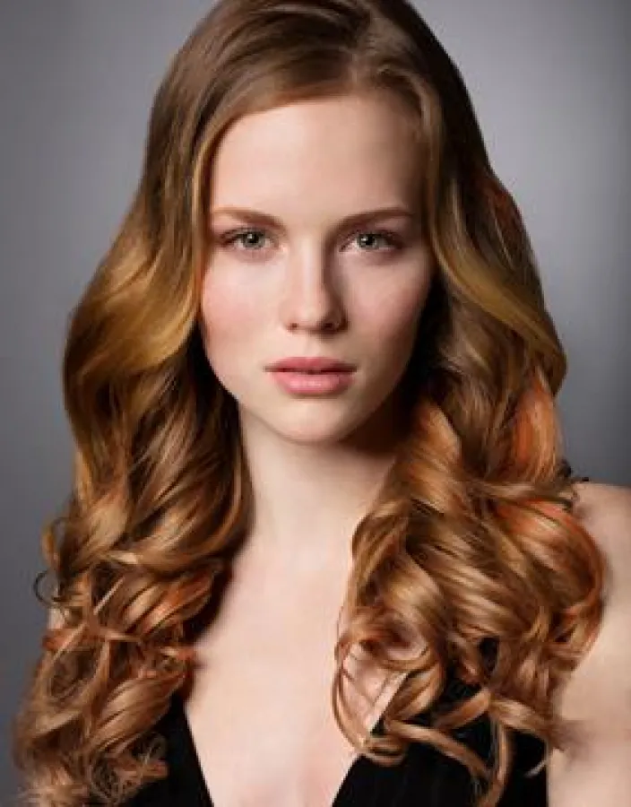 Model Tereza trägt 40 cm hairtalk extensions
