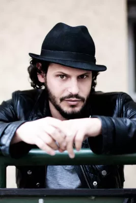 Bild: Surf & Style 2013: Let’s Dance-Star Manuel Cortez surft die Welle am Münchner Flughafen