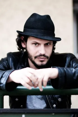 Bild: Surf & Style 2013: Let’s Dance-Star Manuel Cortez surft die Welle am Münchner Flughafen