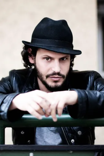 Bild: Surf & Style 2013: Let’s Dance-Star Manuel Cortez surft die Welle am Münchner Flughafen