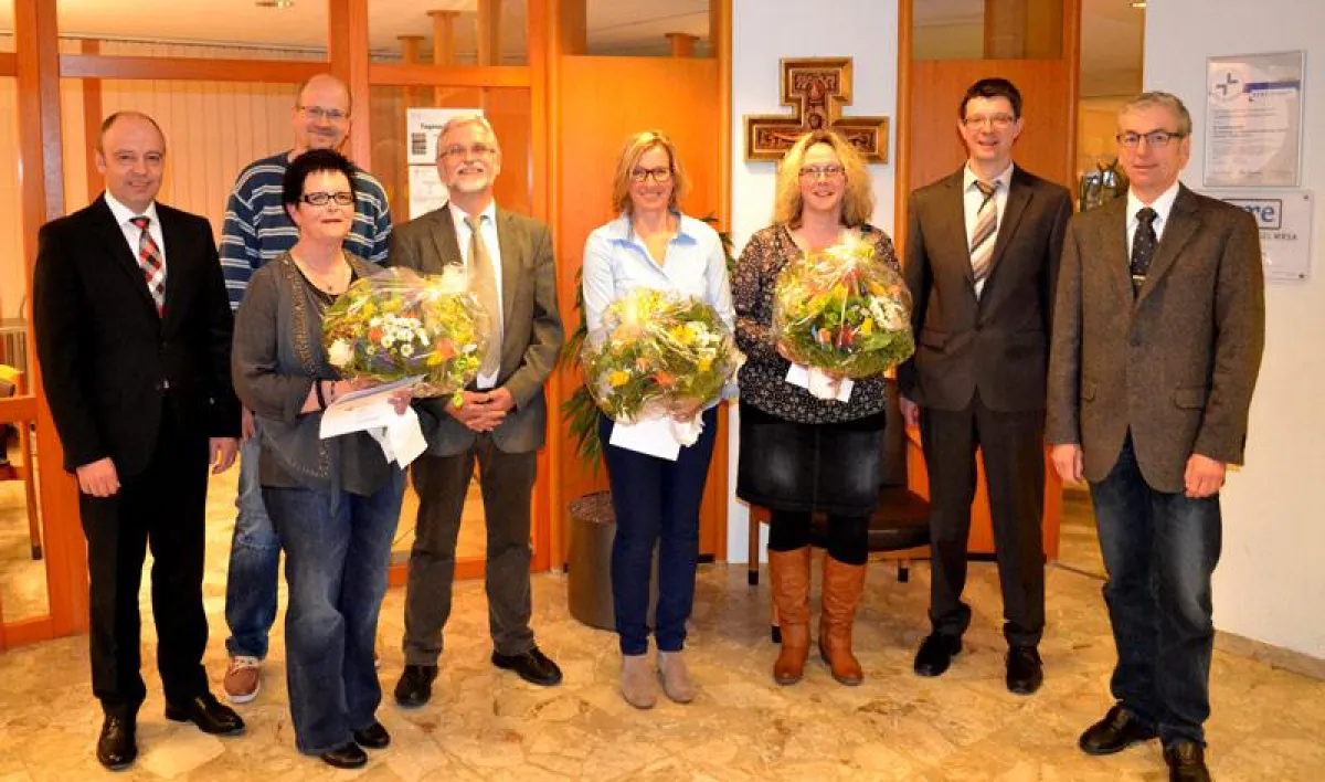 Wilhelm Rücker (li.) und die Krankenhausleitung mit den Jubilaren 2014.