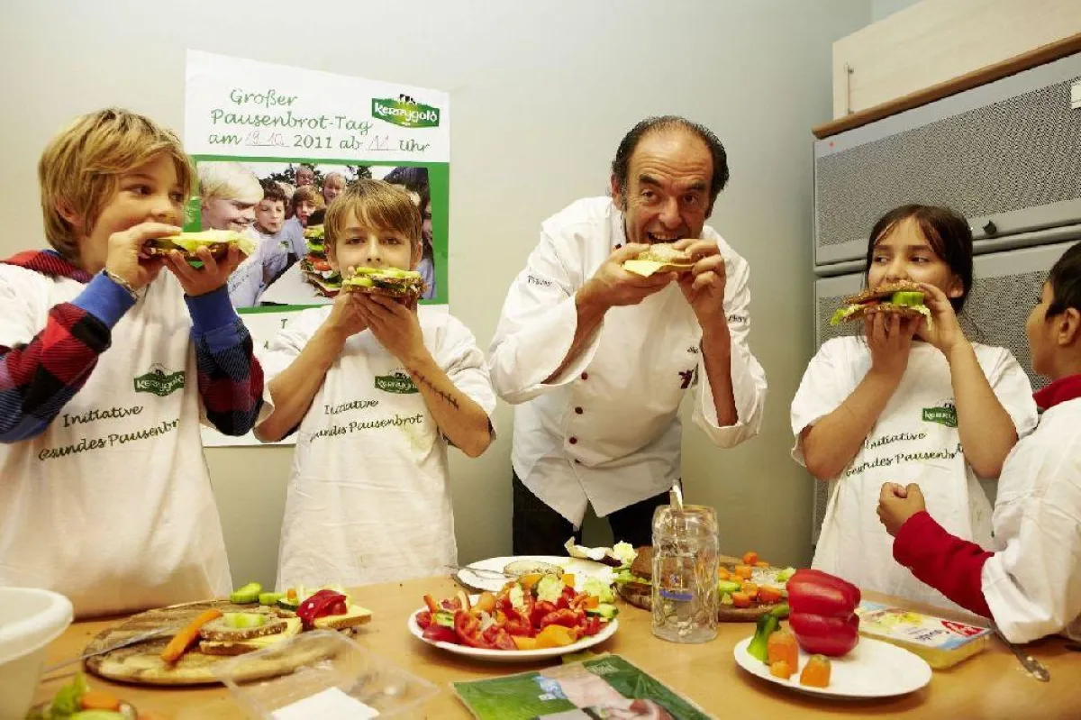 Sternekoch Patrick Coudert mit Schülern der Jenaplanschule in München.