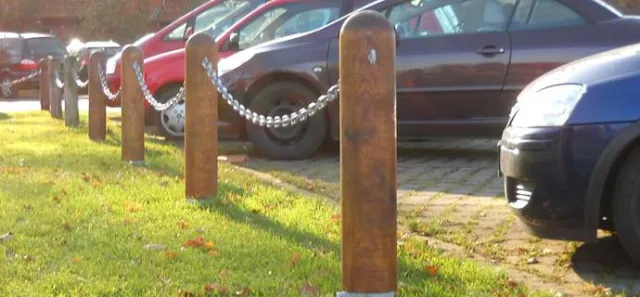 Bild: Der Holzpoller Ulm erlaubt die stilvoll-natürliche Gestaltung von öffentlichen Räumen