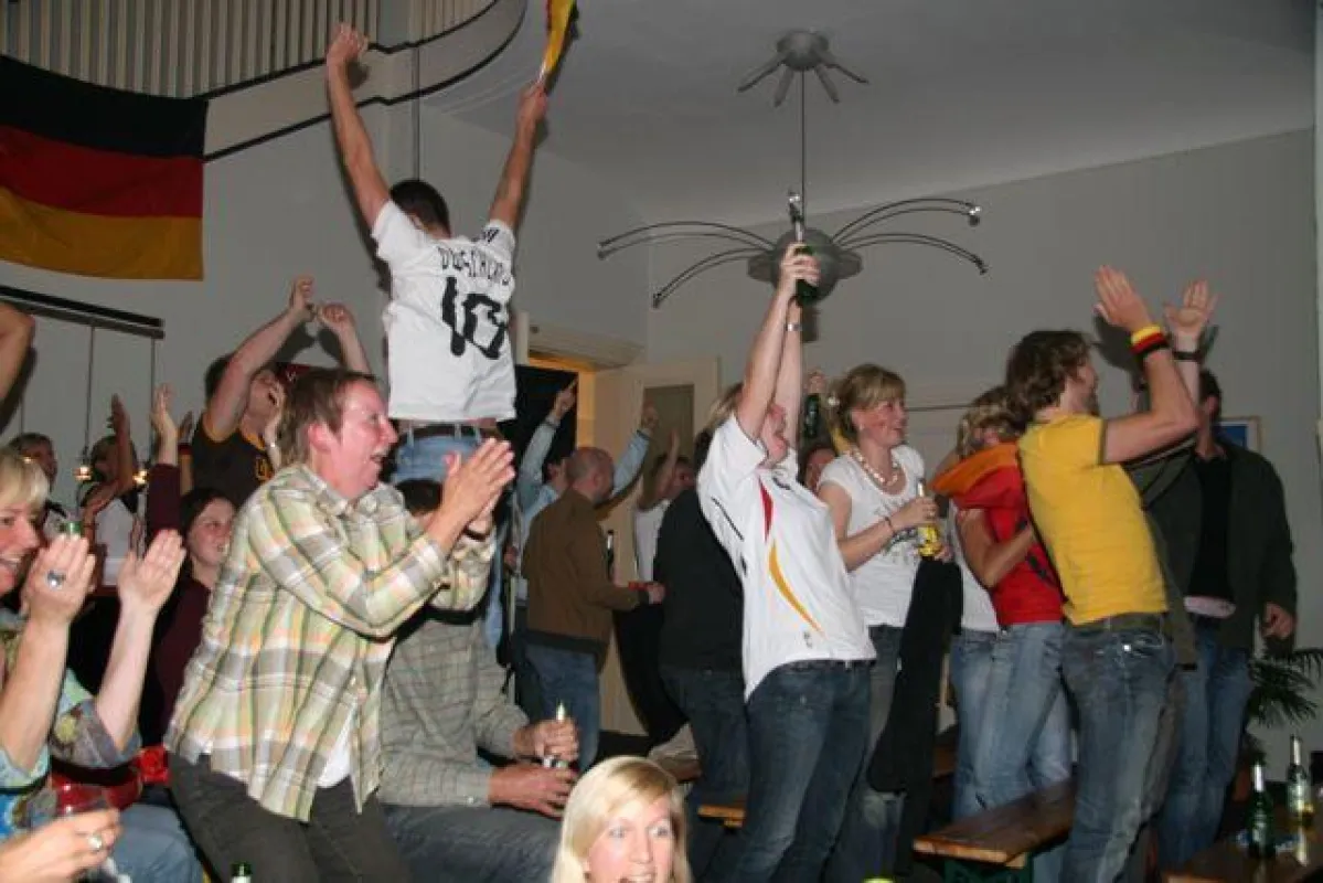 Public Viewer im Bremer Medienhaus jubelten für den guten Zweck.