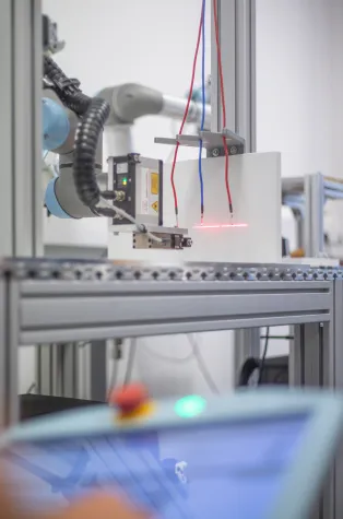 Bild: ArtiMinds Robotics präsentiert innovative Kabel-Handling-Anwendung im Application Park der Hannover Messe