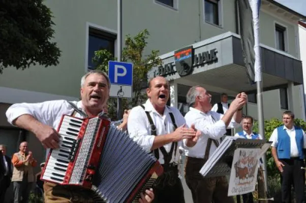 Bild: Frisch aufgespielt im Auenpark – Volksmusikfest in Marktredwitz