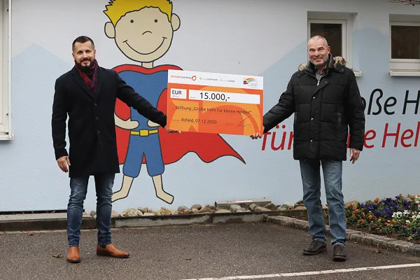 Bild: Große Weihnachtsspende für kleine Helden und ihre Helfer