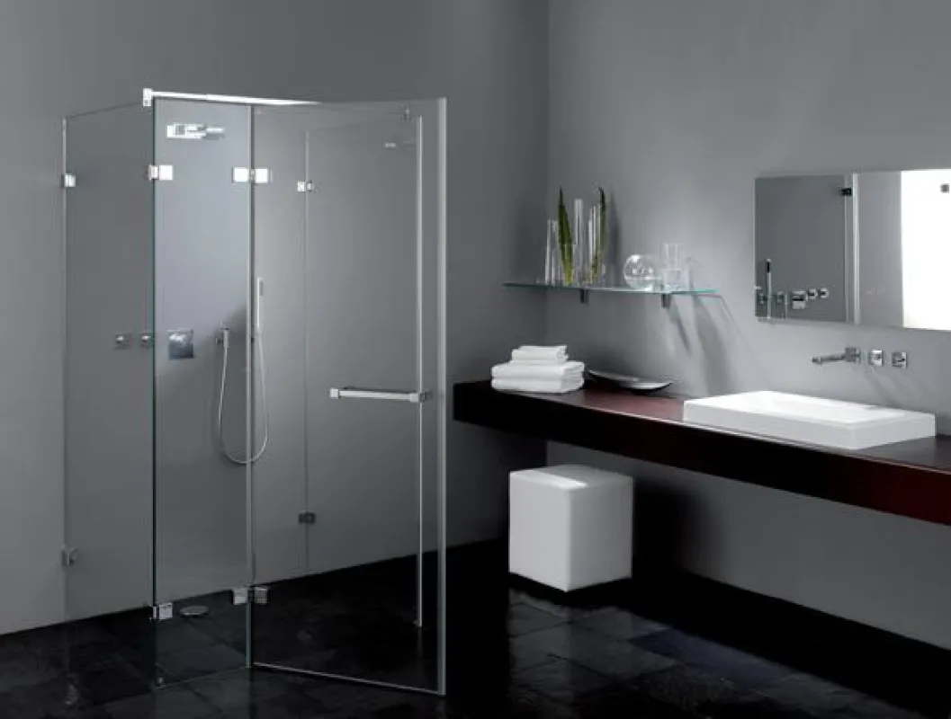 Die Dusche aus Glas ist der Blickfang eines modernen Bades. Foto: Dorma