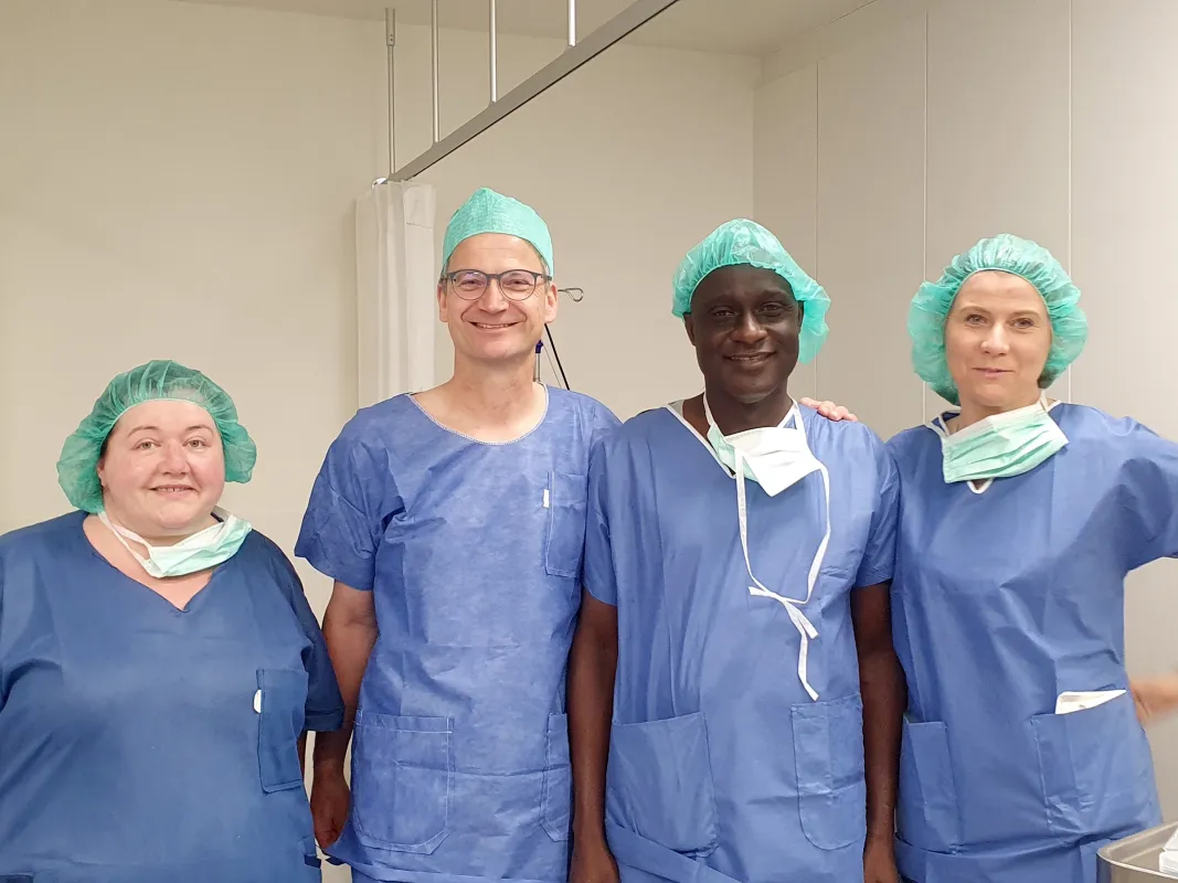Dr. Agree mit Prof. Schlichtenbrede und Team im AOZ Heidelberg (© AOZ Heidelberg)