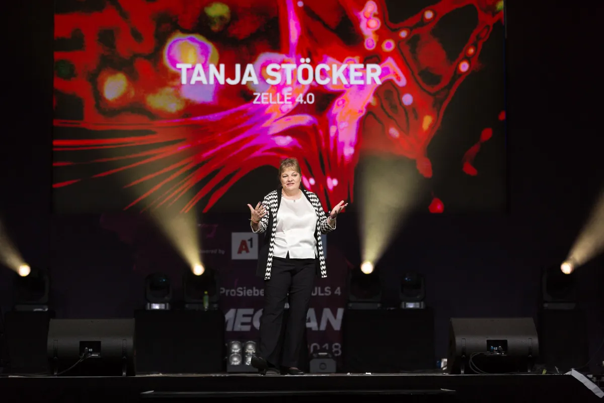 Vortragsrednerin Tanja Stöcker auf der Bühne (© Tanja Stöcker/Krewenka)