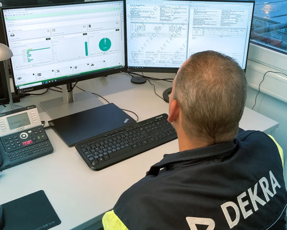 DEKRA-Prüfer mit DRIVE NDT Management-Software