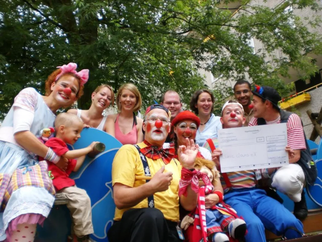 Mitglieder des RAC Hannover und die Clinic Clowns Hannover bei der Spendenübergabe