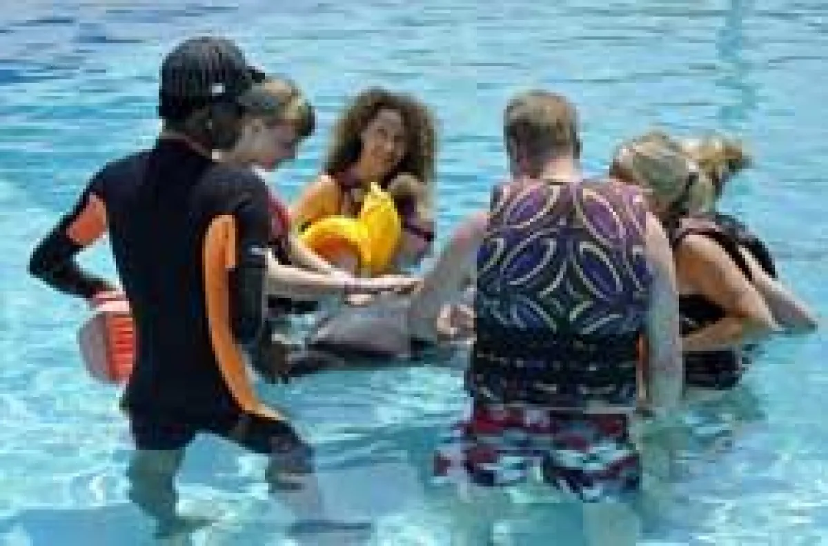 Eingekeilter Tümmler beim Schwimmen mit Delfinen im Sealanya Delfinarium