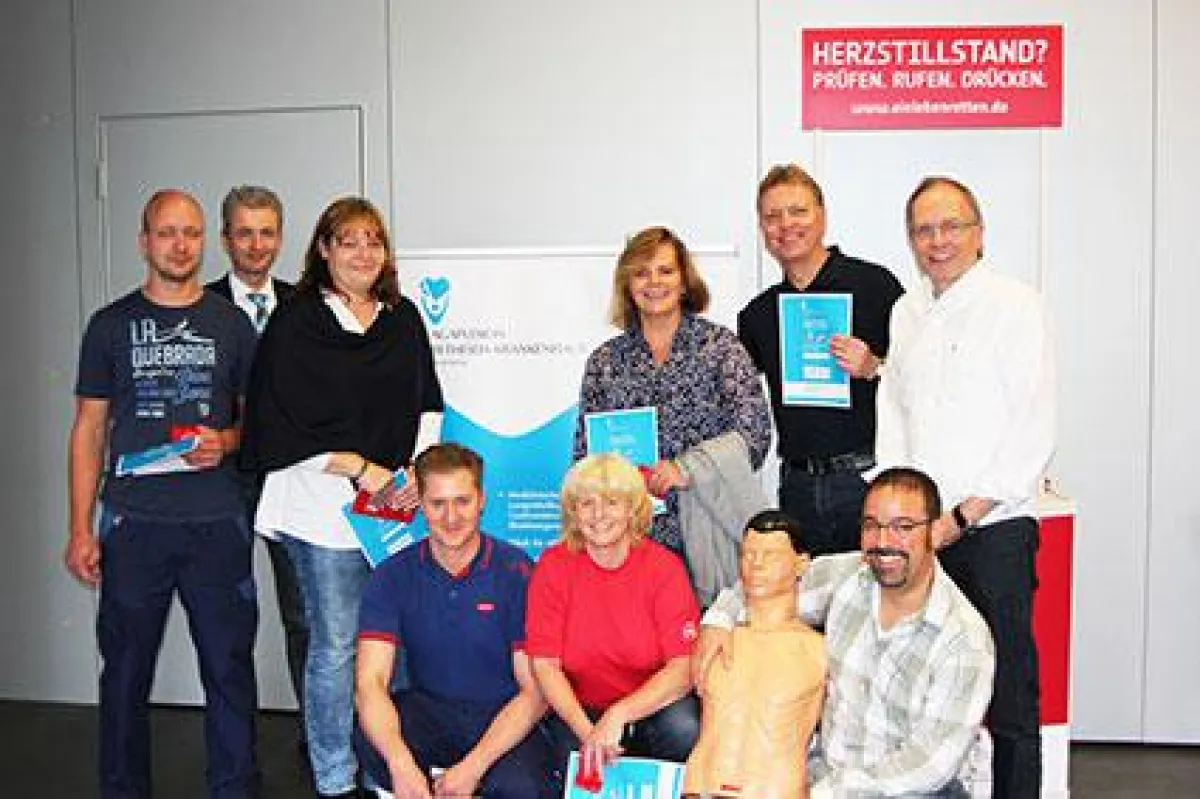 Dass ein Wiederbelebungstraining nicht nur fordert sondern auch Spaß macht, beweisen diese Teilnehme