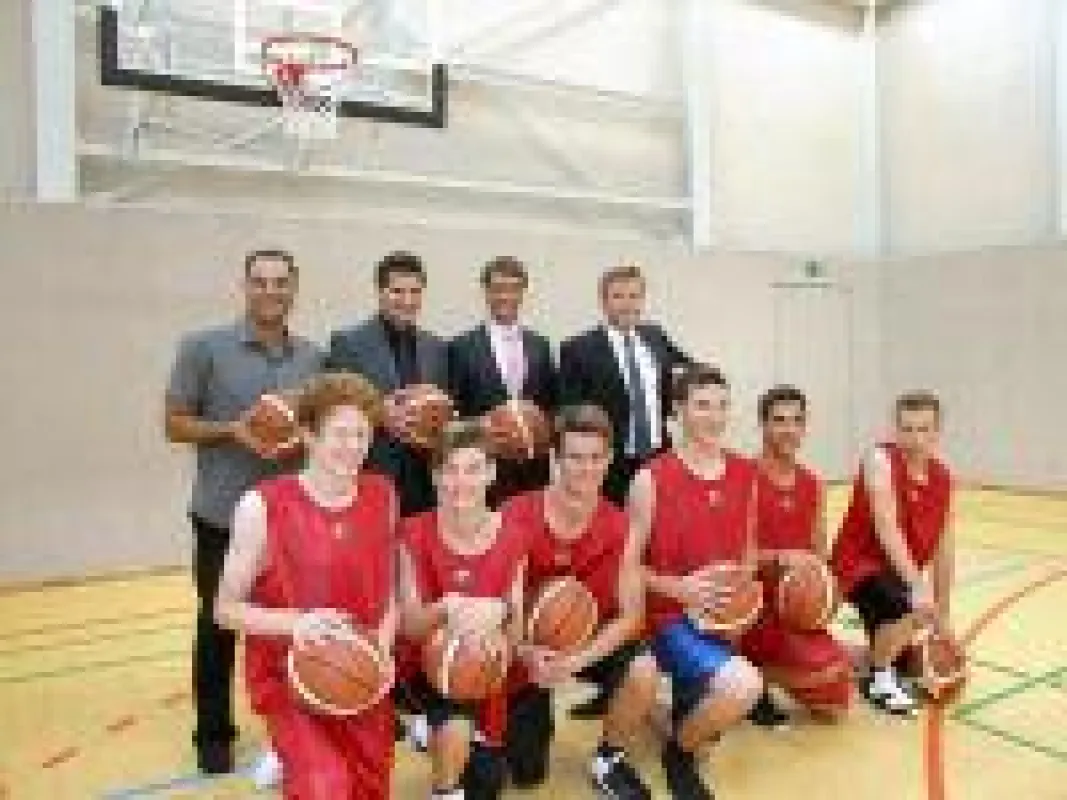 Eagles Eriskirch, Regionalwerk-Vertriebsleiter Geert Jan Schepel (2. v. r), Geschäftsführer Enno Steffens (r)