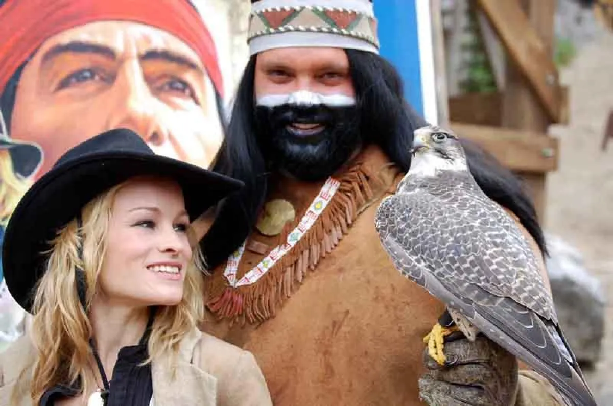 Thomas Wamser mit Dorkas Kiefer.   Foto: Eventfalknerei/True