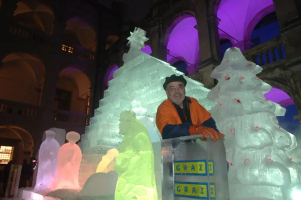 Eilmeldung: Gert J. Hödl stellt auch dieses Jahr seine weltweit einzigartige Eiskrippe auf Bild: Eilmeldung: Gert J. Hödl stellt auch dieses Jahr seine weltweit einzigartige Eiskrippe auf