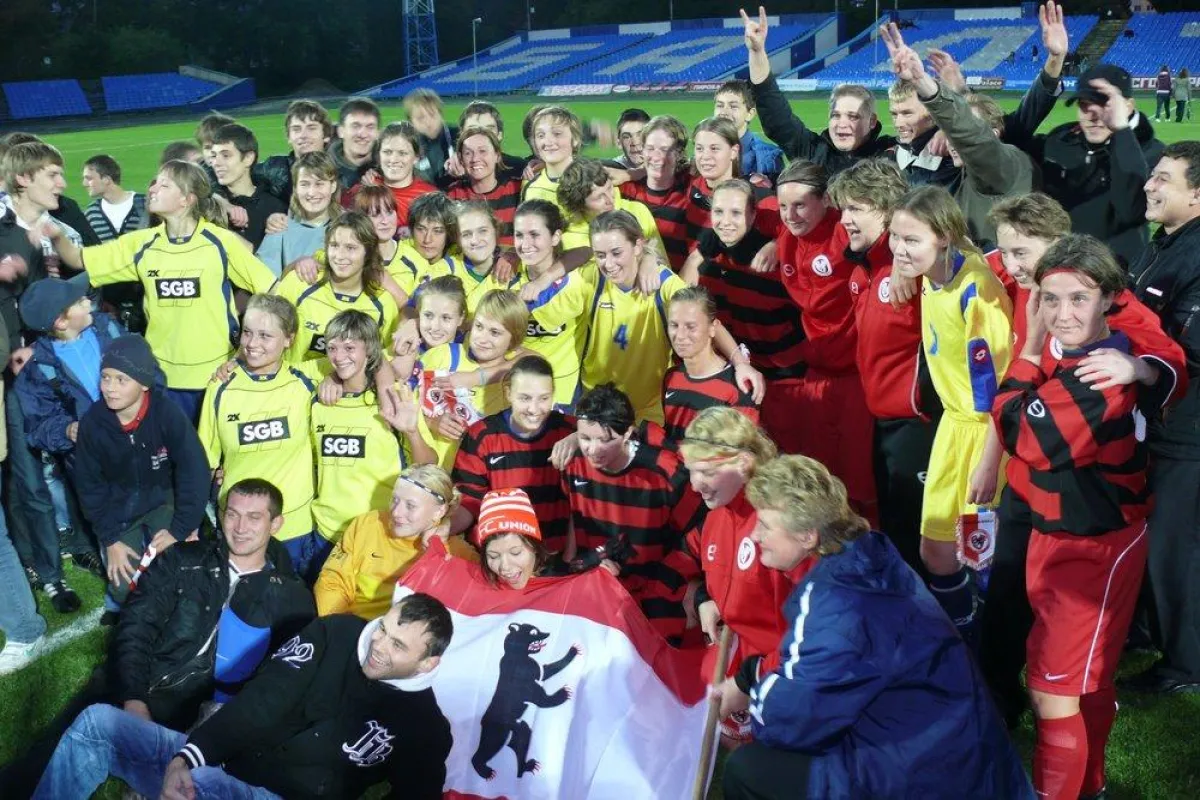 Nach dem Spiel umringten begeisterte russische Zuschauer die Spielerinnen Berlins (in rot) und Kaliningrads (in gelb)