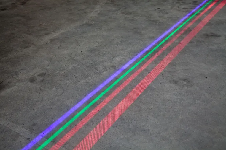 Bild: Hallenmarkierung mit Laser – die abriebfeste Alternative zu herkömmlichen Bodenmarkierungen!