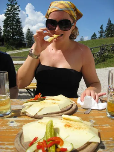Bild: Bergluft und Käsebrot - In die Wandersaison mit Power-Proviant aus bayerischen Milchprodukten