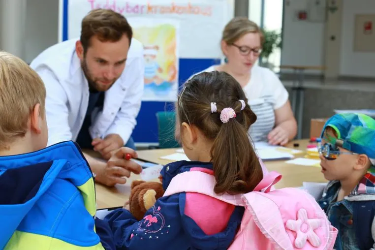 Bild: Teddybär-Krankenhaus nimmt Kindern die Angst vor Arzt und Rettungsdienst