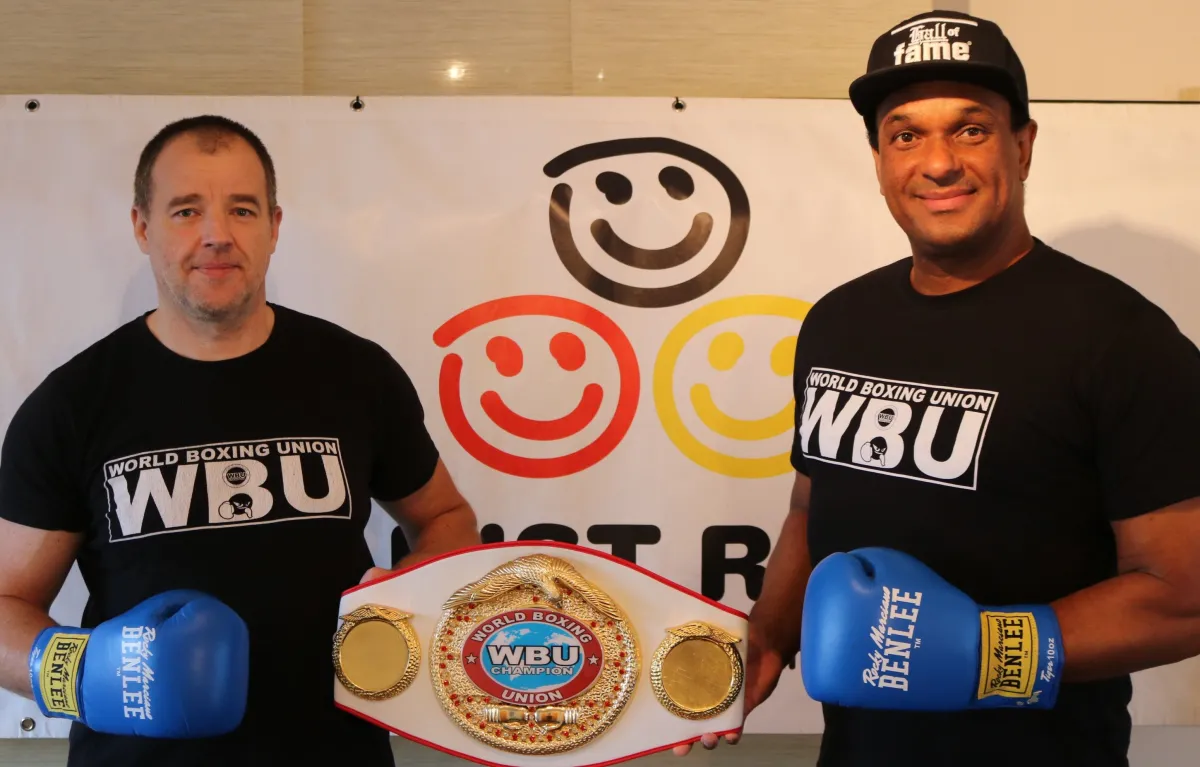 WBU-Präsident Torsten Knille überreicht Martin Rietsch den Weltmeistergürtel im Schwergewicht