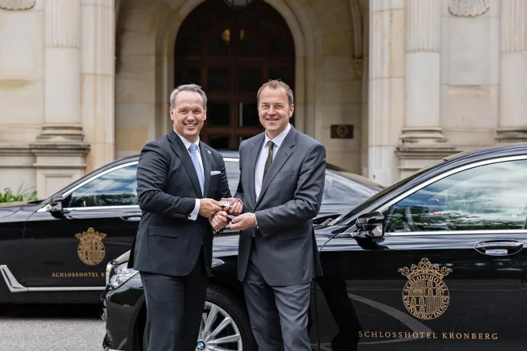 Luxuslimousinen für die Gäste des Schlosshotels Bild: Luxuslimousinen für die Gäste des Schlosshotels