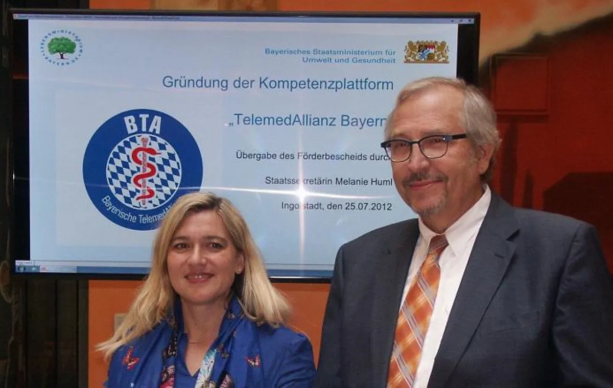Staatssekretärin Melanie Huml und Institutsleiter Dr. Siegfried Jedamzik
