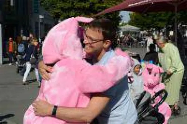 Bild: "Free Hugs" in Bonn - Aktivisten in Tierkostümen umarmen Menschen unter dem Motto: Meine Freunde esse ich nicht