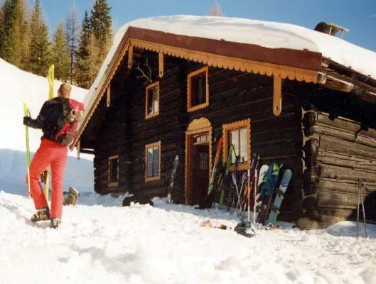 Bild: Mit der Seilbahn zum Ferien-Domizil: Urige Hütten in den schönsten Winterregionen beim Online-Spezialisten