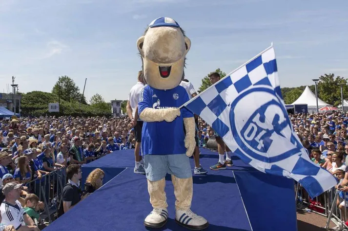 Bild: Kumho zur Saisoneröffnung „auf Schalke