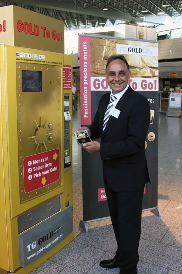 Thomas Geissler (Geschäftsführer TG Gold-Super-Markt) am Gold-To-Go-Automaten am Frankfurter Flughafen