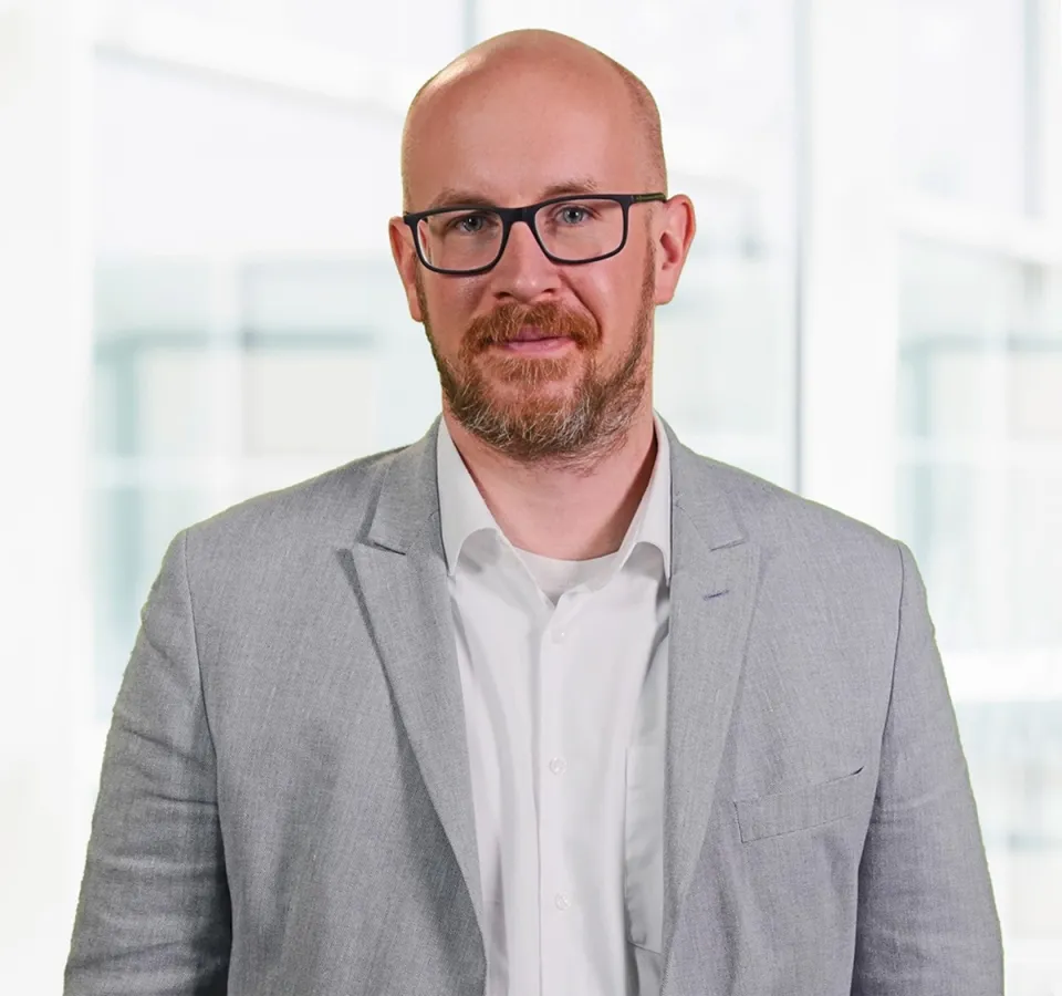 ARAG Experte Jan Kemperdiek mit Tipps zum herbstlichen Autofahren