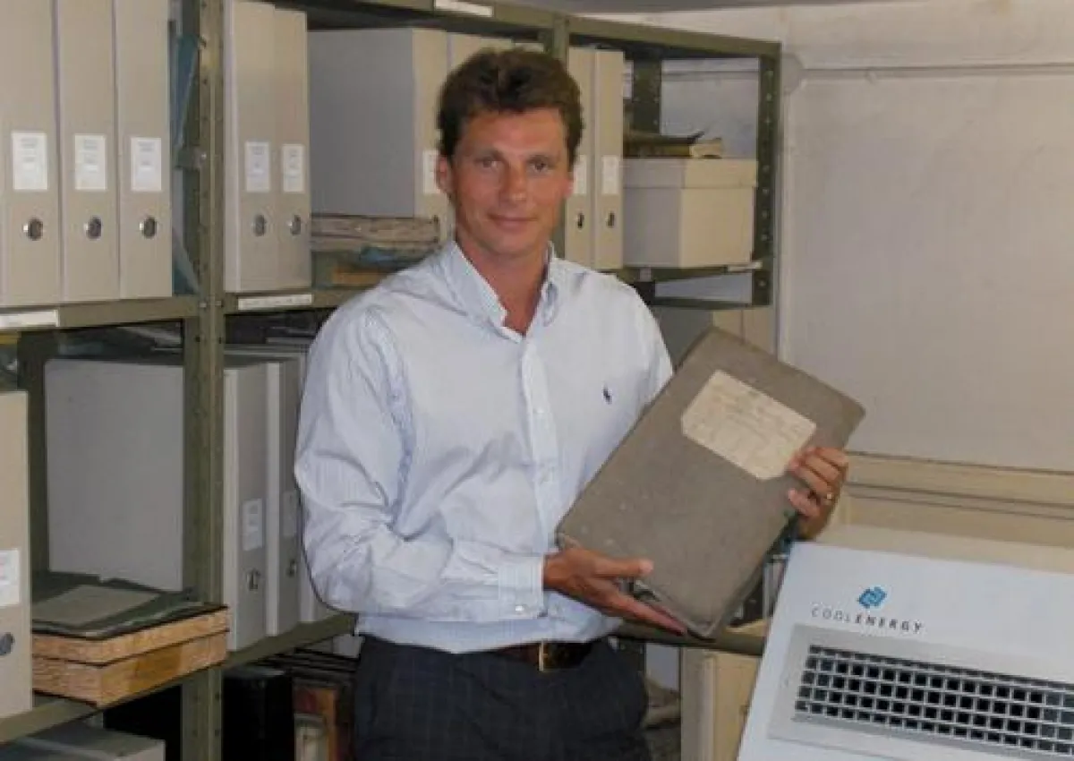 Olaf von Hößlin-Marcard mit einem wertvollen Dokument aus dem Augsburger Archiv. Der CoolEnergy-Geschäftsführer stammt aus der Stadt, manche Bücher betreffen seine Familie.