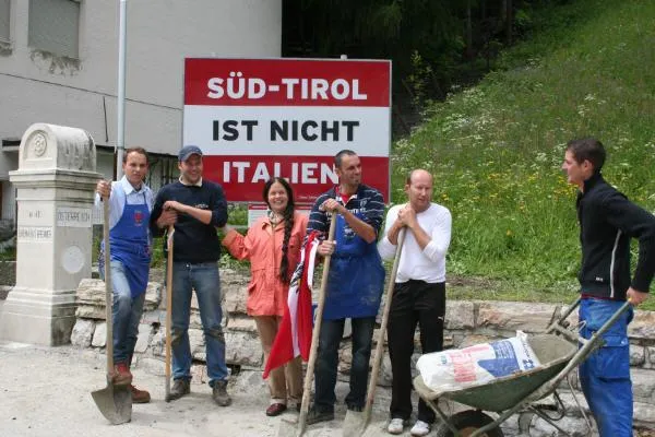 Bild: „SÜD-TIROL IST NICHT ITALIEN" - Tafel am Brenner steht wieder