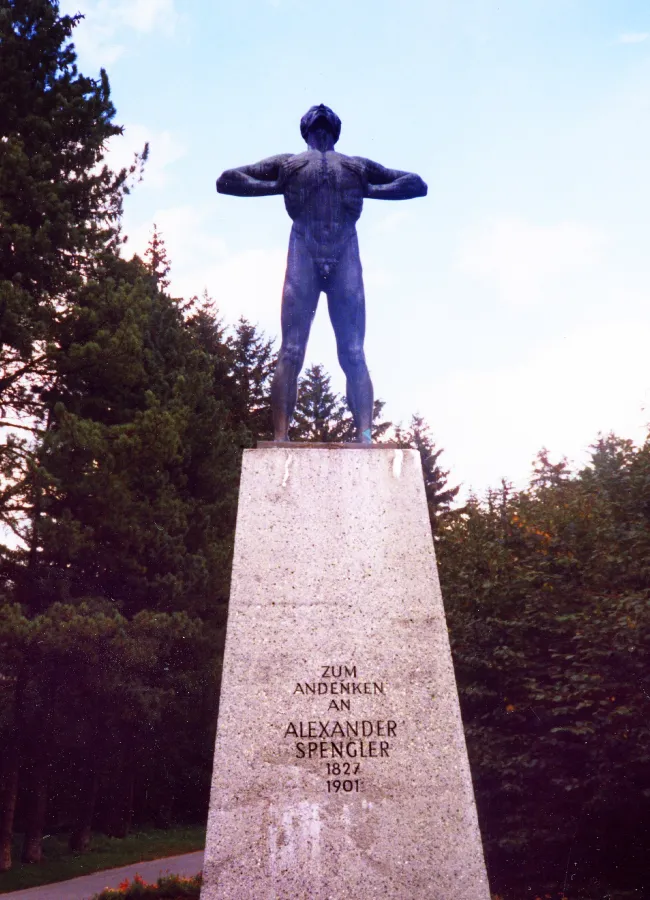 Im Herzen von Davos: Alexander Spengler-Denkmal im Kurpark der Schweizer Bergidylle. (© Copyright: Spenglersan GmbH)