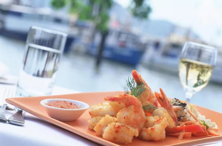 Bild: Emu-Carpaccio, Kamel-Pastete und Krokodil-Saté: Ungewöhnliches auf Queenslands Speisekarten