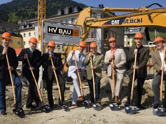 Bild: Mekka der Businesswelt: Spatenstich in Zell am See / Seit 8. Mai laufen die Arbeiten am 'Ferry Porsche Congress Center' auf Hochtouren