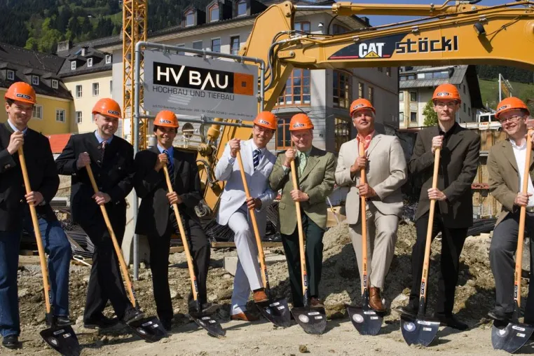 Bild: Mekka der Businesswelt: Spatenstich in Zell am See / Seit 8. Mai laufen die Arbeiten am 'Ferry Porsche Congress Center' auf Hochtouren
