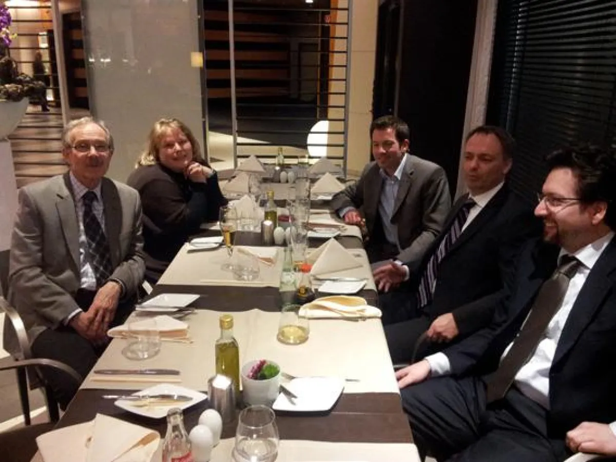 Prof. Günther Hellwich (links) und Teilnehmer des ersten Apontas Stammtisches