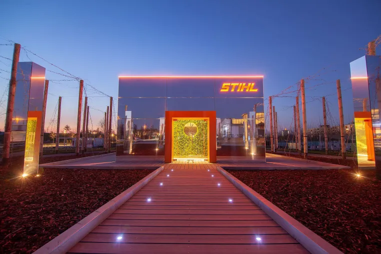Bild: Das NORDLITE ART DEPARTMENT inszeniert die STIHL Markenwelt im modernen Spiegelpavillon.