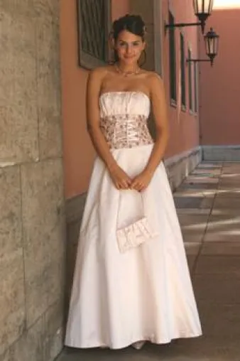 Bild: La Rose Noire Couture präsentiert Brautkollektion 2009