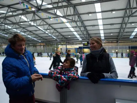 Rutsch Fest. Jugendliche Pflegekinder wagen sich mit dem VSE NRW aufs Eis Bild: Rutsch Fest. Jugendliche Pflegekinder wagen sich mit dem VSE NRW aufs Eis