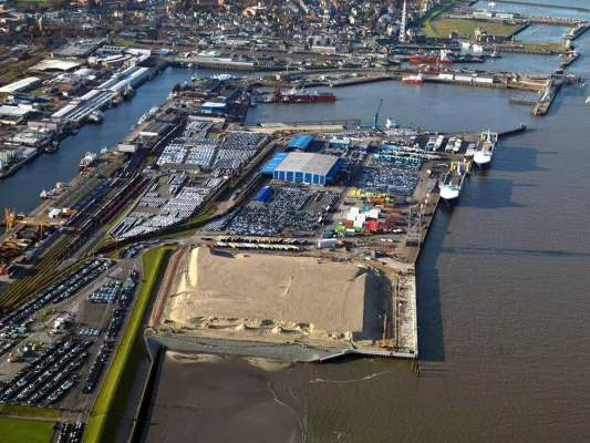 Bild: Der Hafen Cuxhaven ist um 8,5 Hektar gewachsen