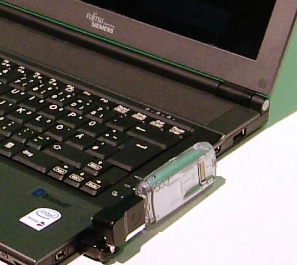 Der USB-Schlüssel mit integriertem Fingerprint passt in jede Hosentasche