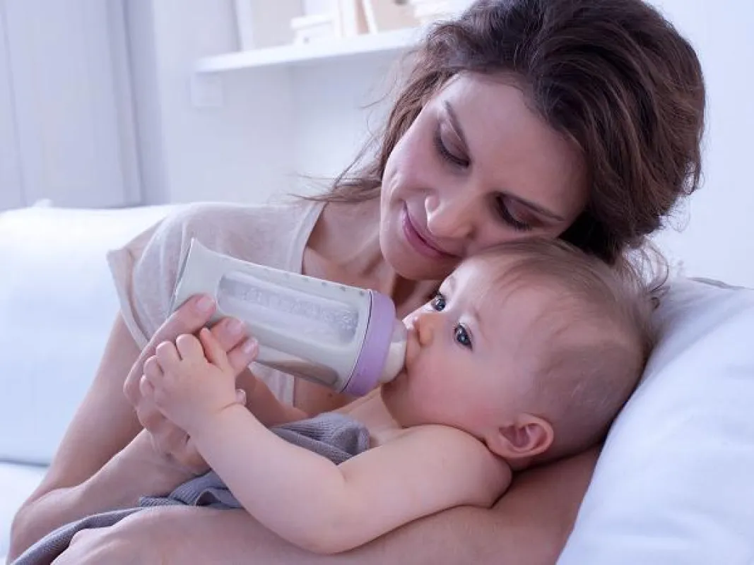 In perfekter Harmonie: Mama, Baby und das Biboz-Fläschchen von Béaba