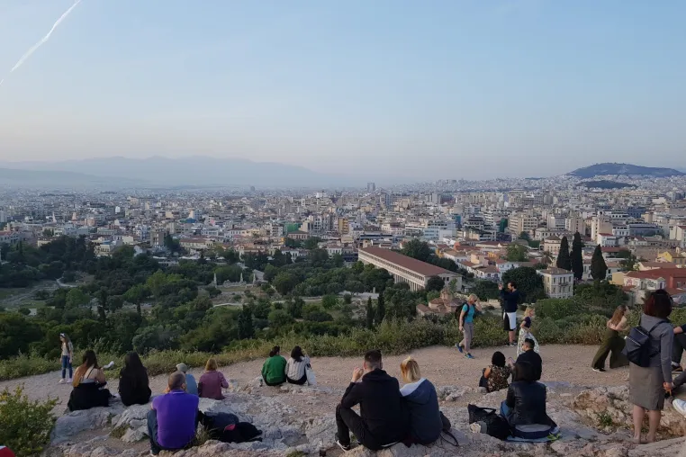 Mitten in Athen ist der Sonnenuntergang zum Träumen schön Bild: Mitten in Athen ist der Sonnenuntergang zum Träumen schön