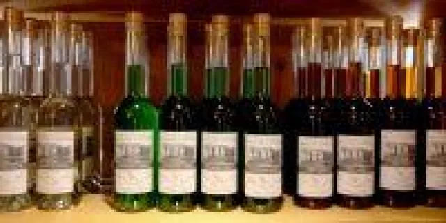 Bild: Bunte Likörvielfalt im Wasserschloss Mellenthin