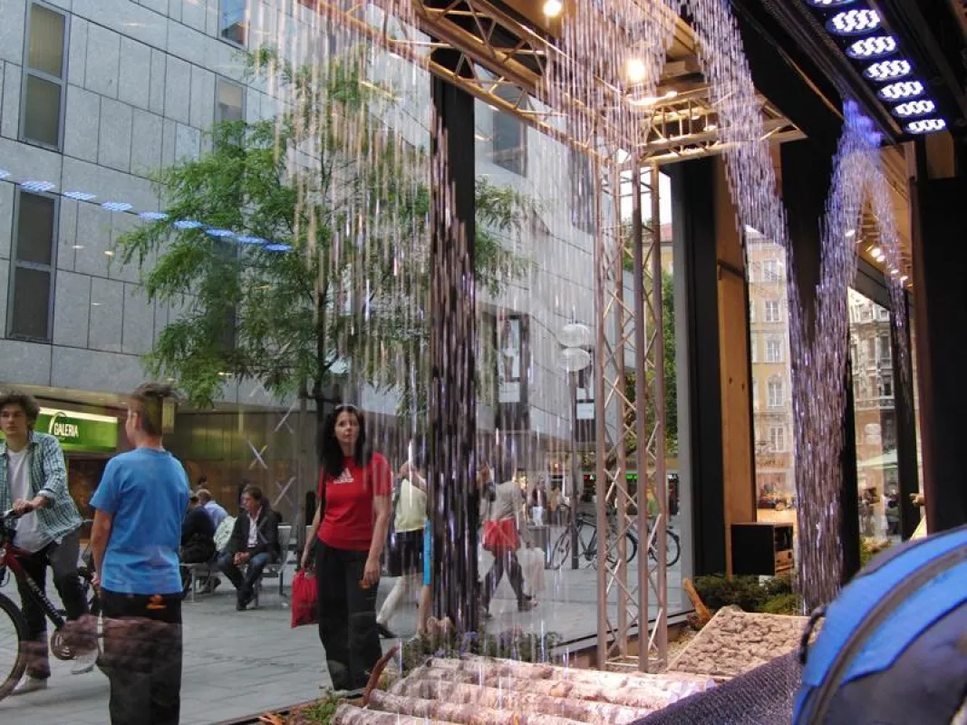 Wassergrafik im Sporthaus Schuster (Foto: watershow.de, frei zur Veröffentlichung bei Namensnennung)